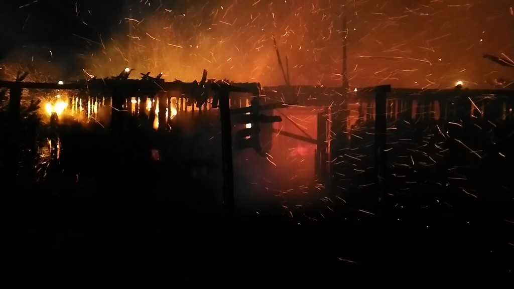 В Нягани сгорела бесхозная постройка, площадью 720 квадратных метров. ФОТО