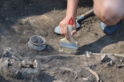 В девяностых годах археологи нашли погребальный комплекс с останками, примерно там, где находится Нягань. Изучив останки, они предположили, что заселение области началось в 12 веке