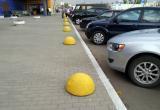 В Нягани борются с незаконной парковкой с помощью бетонных полусфер