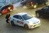 Полиция в Нягани разыскивает таксиста, который сбил на парковке пешехода