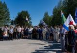 Няганцы провели праздничный митинг у памятника «Защитникам морских рубежей Родины»