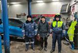 Сотрудники ГИБДД в Югре оказывают помощь водителям, попавшим в сложную дорожную ситуацию