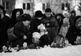 Тысячи человек по всей Югре вышли на улицы в память о погибших в Кемерове. ФОТО