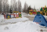 Детские площадки в Нягани завалены снегом. ФОТО