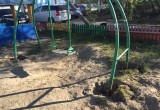 После трагедии с ребёнком в Нягани срочно убирают с площадок игровые конструкции. ФОТО