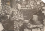 1986, в Старейшей Нягани первожитель Хаймазова Евгения Матвеевна около своего дома у печки
