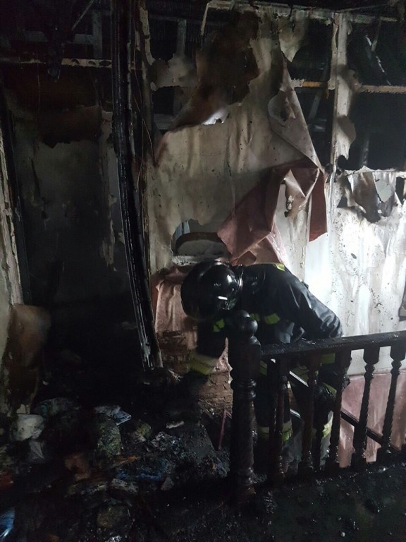 В Нягани сгорел дом по ул. Тихая. ФОТО