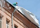 МЧС Югры предупреждает жителей о высокой вероятности схода снега с крыш домов