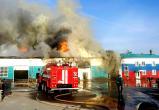 Чтобы потушить масштабный пожар в Нягани, спасателям пришлось вскрывать крышу горящего здания