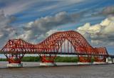 В Ханты-Мансийске мужчина упал с моста «Красный дракон». ВИДЕО 18+