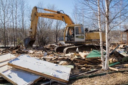 В Нягани демонтировали старые корпуса технологического колледжа в районе "Восточный" В Нягани демонтировали старые корпуса технологического колледжа в районе "Восточный"
