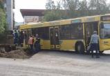 В Сургуте автобус с пассажирами провалился в яму 