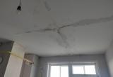 Житель Нягани добился от УК ремонта поврежденной дождем квартиры. ФОТО