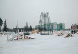 В Нягани строят Ледовый городок. ФОТО