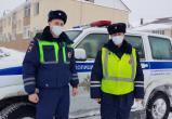 Полицейские спасли людей, машина которых застряла в снегу на автозимнике