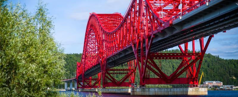 Мост в ханты мансийске сколько металла ушло. Мост красный дракон в Ханты-Мансийске. Красный дракон мост через Иртыш. Мост «красный дракон» в Ханты-Мансийске ночбю. Автомобильный мост через Иртыш «красный дракон».