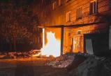На ул. Железнодорожной в Нягани горел многоквартирный жилой дом
