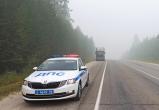 Госавтоинспекторы оказали помощь водителю на дороге Нягань-Талинка в условиях задымления из-за лесных пожаров