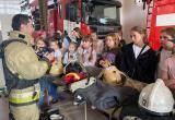 Воспитанники летних лагерей няганских школ № 2 и № 1 посетили 72 пожарно-спасательную часть. ФОТО