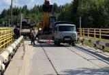 В Нягани ремонтируют мост по улице Авиационной