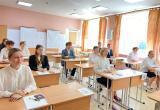Губернатор Руслан Кухарук поздравил первых стобалльников Югры