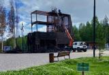 В парке Нягани восстанавливают сгоревшую башню