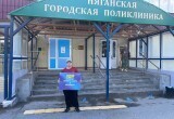 Активисты ЛДПР в Югре провели одиночные пикеты "ЛДПР требует вернуть кадры в медицину!" 