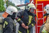 В результате пожара в многоквартирном жилом доме в Нягани пострадал один человек. ВИДЕО