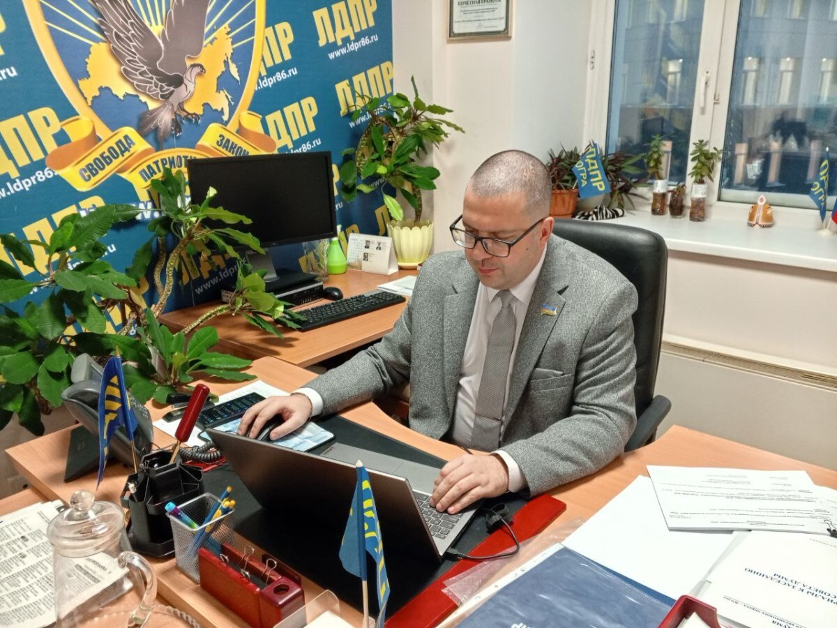 Виктор Сысун выделил ключевые тезисы выступлений докладчиков, инициативы ЛДПР по защите матерей и детей 