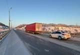 Под Тобольском автоинспекторы помогли дальнобойщику, в грузовике которого замерзло дизтопливо