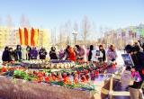 В годовщину начала СВО няганцы возложили цветы у Вечного огня