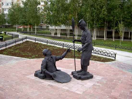 Фото Памятник сантехнику и дворнику