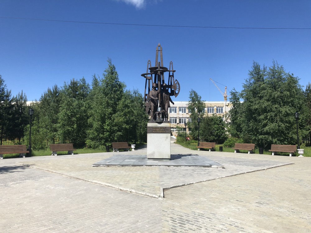 Фото Памятник Нефтяных ремесел мастерам