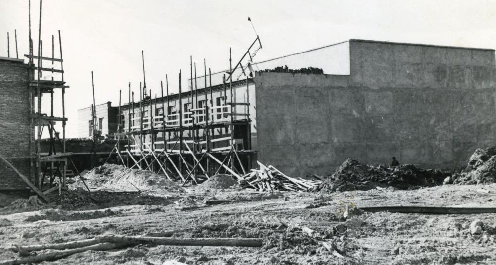Фото 1975 год строительные работы на Доме Культуры Няганского леспромхоза 