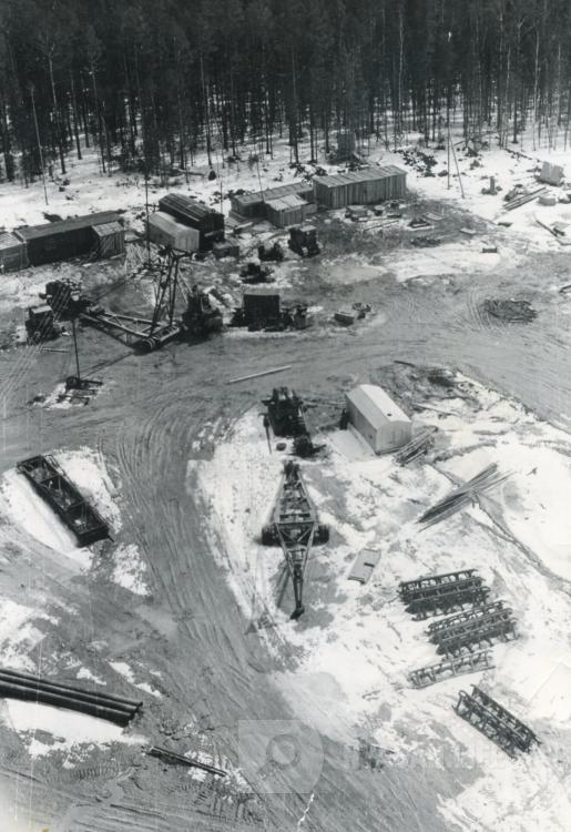 Фото 1980  Первая буровая скважина и жилгородок Ем-Еговского месторождения