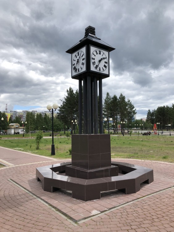 Фото Часы в городском парке