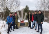 На памятнике "Первопоселенцам Нягани" установили памятную табличку в честь юбилея Победы. ФОТО