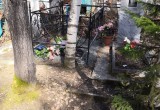 В Нягани приводят в порядок могилы ветеранов. ФОТО
