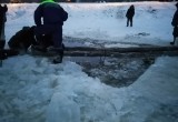 В Октябрьском районе пытаются поднять автомобиль, который провалился под лёд. ФОТО