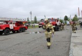 В Нягани пожарные-спасатели отработали действия по спасению детей и ликвидации условного пожара. ФОТО