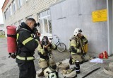 В Нягани пожарные-спасатели отработали действия по спасению детей и ликвидации условного пожара. ФОТО