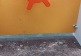 Детскую площадку в новом няганском сквере испортили мелом и краской. ФОТО