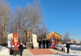 Няганцы возложили цветы к памятникам в День защитника Отечества