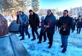 Няганцы возложили цветы к памятникам в День защитника Отечества