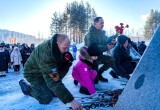 Няганцы возложили цветы к памятникам в День защитника Отечества