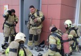 Сотрудники 4 пожарно-спасательного отряда провели пожарно-тактическое учение в 16-этажном доме в Нягани