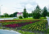 В Нягани специалисты произвели пробную посадку тюльпанов на городской клумбе