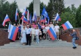 Порядка 30 машин присоединились к автопробегу в Нягани, посвященному Дню России. ФОТО