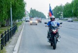 Порядка 30 машин присоединились к автопробегу в Нягани, посвященному Дню России. ФОТО
