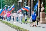 Порядка 30 машин присоединились к автопробегу в Нягани, посвященному Дню России. ФОТО